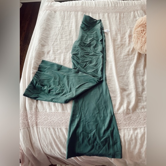 GREEN FLARE LEGGINGS - Picture 1 of 5